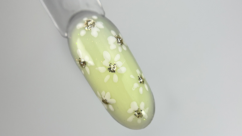 Дизайн нігтів, білі ромашки на жовтому фоні Дизайн нігтів, білі ромашки на жовтому фоні